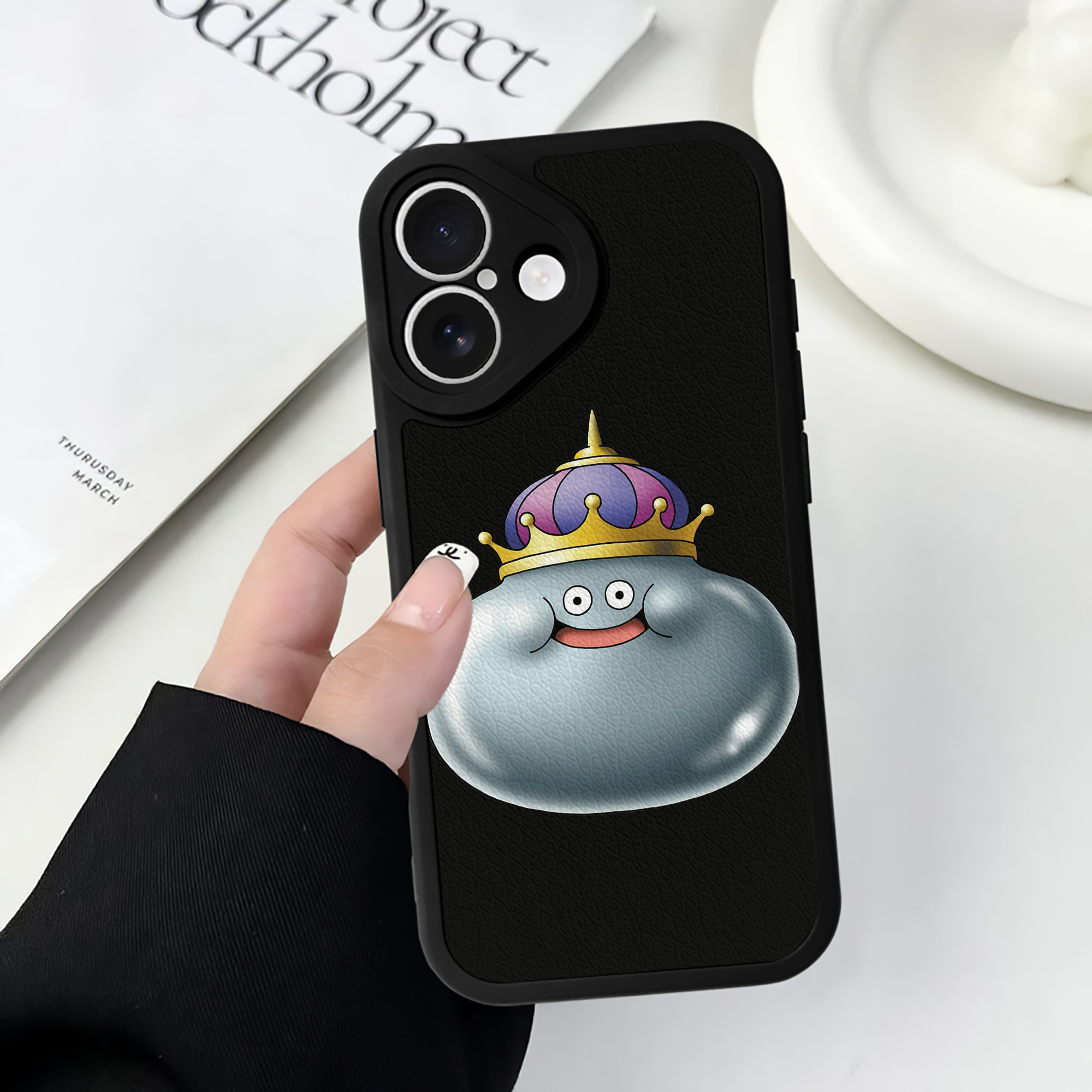 （画像用） ドラゴンクエスト Doragon Kuesuto Dragon Quest 【iPhone 16シリーズ対応】シリコンスマホケース（レザー調） 材質：シリコン